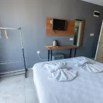 Avisos Hotel And Apartments